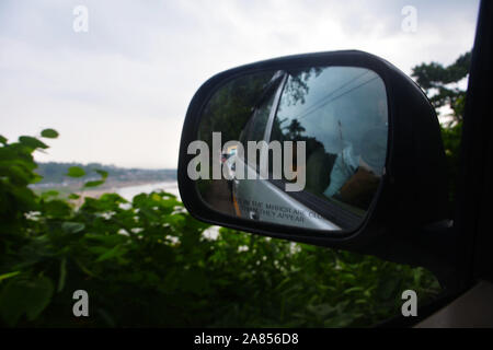 Nahaufnahme eines Suche Glas ein Auto in Bewegung vom vorderen Sitz mit Reflexion der Rückansicht des Auto Stockfoto