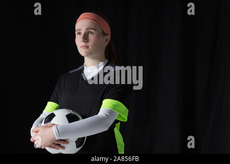 Portrait selbstbewusst, ehrgeizig Jugendmädchen Fussball Spieler mit Ball Stockfoto