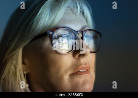 Close up Reflexion der Bildschirm in fokussierten Geschäftsfrau des Versorgungsbereichs für Brillen Stockfoto