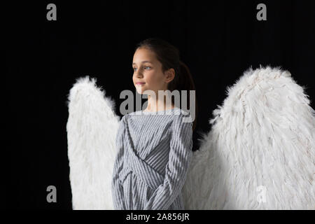 Heitere Mädchen mit Angel Wings Stockfoto