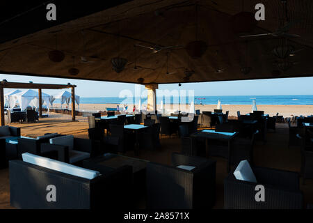 Blick auf das Meer vom Restaurant und der Bar des gehobenen Luxus Resort. La Calypso, Baga Beach, Goa, Indien Stockfoto
