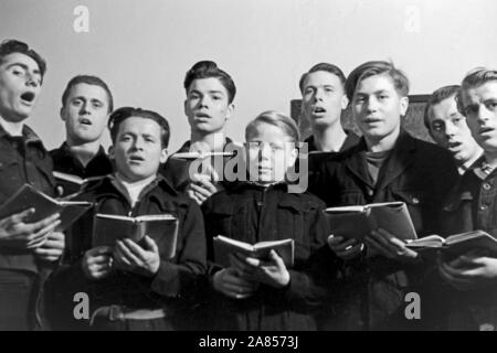 Mehrere Insassen bilden zusammen einen Chor, Justizvollzugsanstalt Herford Deutschland 1950. Mehrere Insassen werden gemeinsam ein Chor, eine Justizvollzugsanstalt faciltity Herford Deutschland 1950. Stockfoto