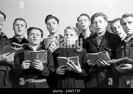 Mehrere Insassen bilden zusammen einen Chor, Justizvollzugsanstalt Herford Deutschland 1950. Mehrere Insassen werden gemeinsam ein Chor, eine Justizvollzugsanstalt faciltity Herford Deutschland 1950. Stockfoto