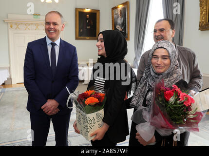 Minister für Bildung Joe McHugh (links) im Gespräch mit rcsi Medizinstudent Suaad Alshleh (Zweite links) und ihre Mutter und Vater Sam Jouma Issam Alshleh am Royal College der Chirurgen Irland in Dublin. Suaad wurde mit dem Inaugral Professor William C Campbell Stipendium, die die Arbeit der Donegal Nobelpreisträger erkennt vorgestellt. Stockfoto