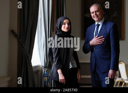 Minister für Bildung Joe McHugh mit rcsi Medizinstudent Suaad Alshleh am Royal College der Chirurgen Irland in Dublin. Suaad wurde mit dem Inaugral Professor William C Campbell Stipendium, die die Arbeit der Donegal Nobelpreisträger erkennt vorgestellt. Stockfoto