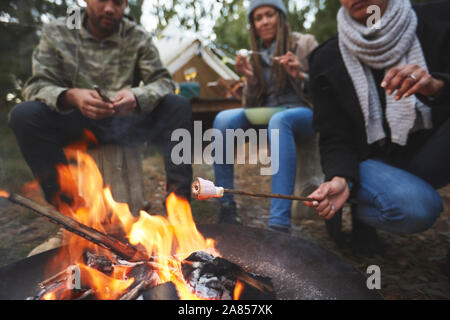 Familie auf einem Campingplatz Lagerfeuer Marshmallows rösten Stockfoto