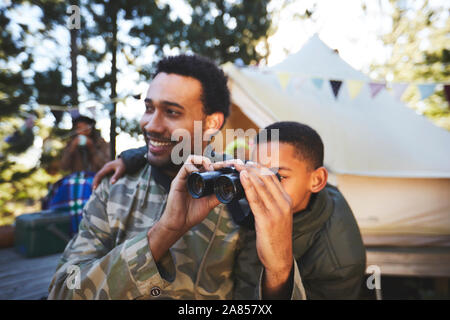 Neugierig, Vater und Sohn mit dem Fernglas auf dem Campingplatz Stockfoto