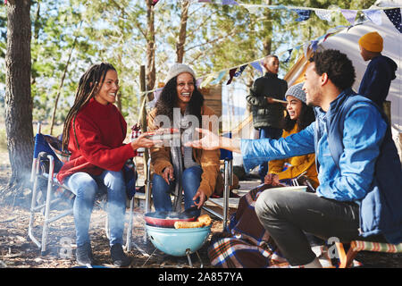 Happy Family Essen bei Sunny Campingplatz Stockfoto