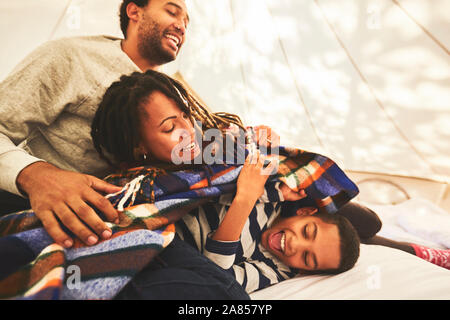 Verspielte Familie in camping Jurte Stockfoto