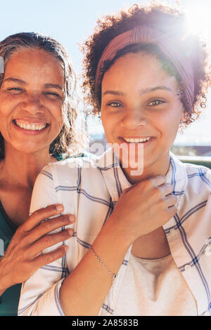 Porträt Lächeln, zuversichtlich, dass Mutter und Tochter Stockfoto