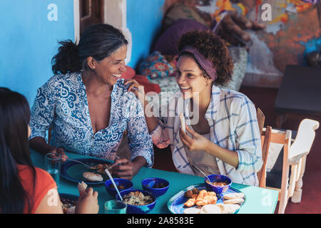 Glückliche Mutter und Tochter genießen Mittagessen im Restaurant Terrasse Stockfoto