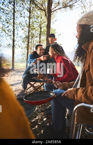 Mann Fütterung Frau Camping Stockfoto