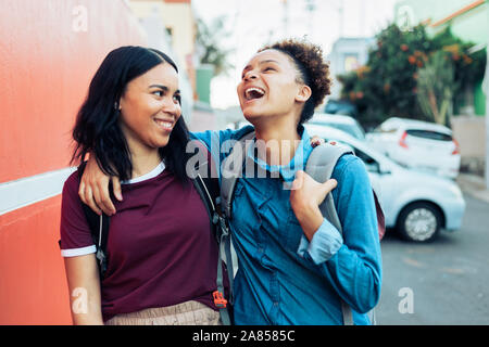 Glückliche, unbeschwerte junge Frauen Freunde Stockfoto