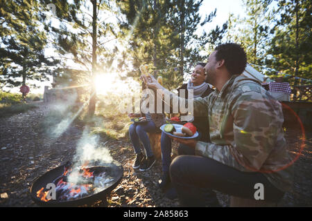 Gerne Freunde essen bei Sunny Campingplatz in Holz Stockfoto