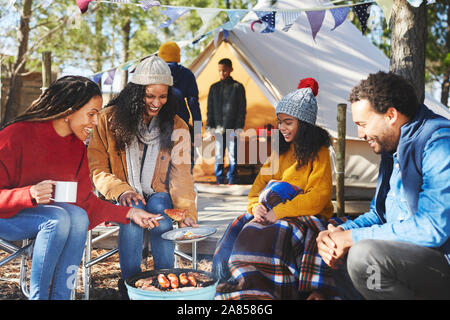 Gerne Freunde und Familie kochen auf einem Campingplatz Lagerfeuer Stockfoto