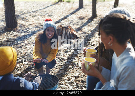 Happy Family Camping Grill entspannen bei Sunny Campingplatz Stockfoto