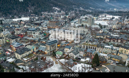 Antenne drone Ansicht von Chamonix Mont Blanc, in den französischen Alpen Stockfoto