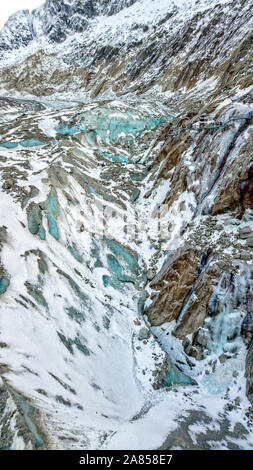 Antenne drone Ansicht von Touristen hinunter zu Grotte de Glace, Gletscher in Montenvers, in der Nähe von Chamonix, Französischen Alpen Stockfoto