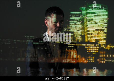 Double Exposure Geschäftsmann und Stadtbild bei Nacht Stockfoto