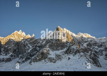 Antenne drone Ansicht der Aiguille du Plan, auf der Französischen Alpen. Stockfoto