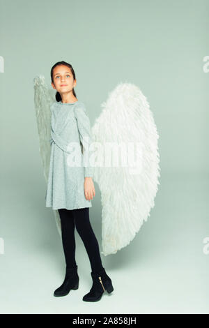 Portrait hoffnungsvoll, ehrgeizige Mädchen mit Angel Wings Stockfoto