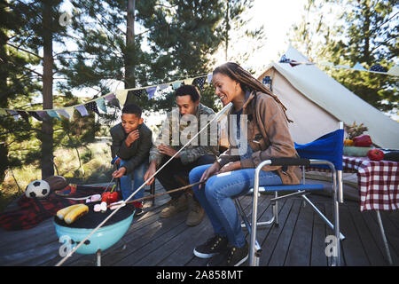 Familie kochen Gemüse camping Grill Stockfoto