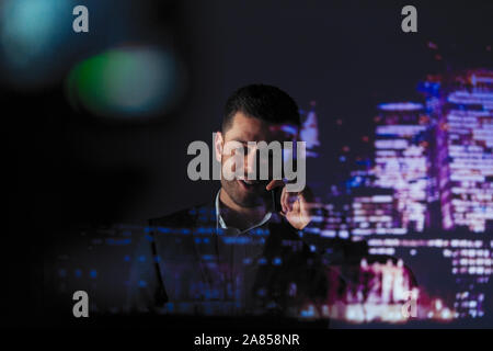 Double Exposure Geschäftsmann gegen Hochhaus Lichter in der Nacht Stockfoto