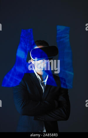 Double Exposure Geschäftsmann mit Virtual Reality simulator Gläser und AI text Stockfoto