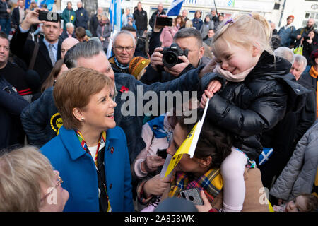 Alloa, Schottland, Großbritannien. 6. November 2019. Erster Minister Nicola Sturgeon besucht Alloa heute auf die allgemeine Wahlkampagne Trail. Durch die Ochil & South Perthshire Kandidat John Nicolson begleitet. Sie besuchte Syriana, einer syrischen Restaurant und Alwen syrischen Bäckerei beide geöffnet und durch syrische Flüchtlinge führen. Iain Masterton/Alamy Leben Nachrichten. Stockfoto