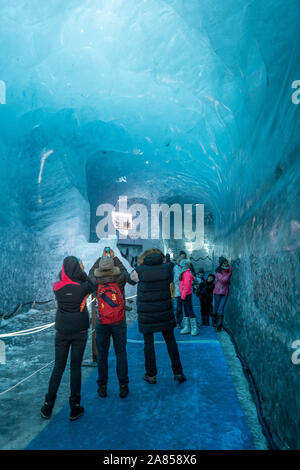 Chamonix, Frankreich - Dezember 29: Touristen in der Eishöhle, in der Nähe von Chamonix Montenvers Stockfoto