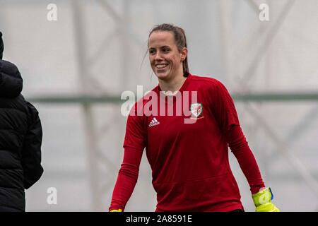 Cardiff, Wales 6/11/19. Wales Torhüter Laura O'Sullivan in Wales Frauen Ausbildung bei usw Sport Park vor ihren UEFA Euro Qualifikationsspiel gegen Northe Stockfoto