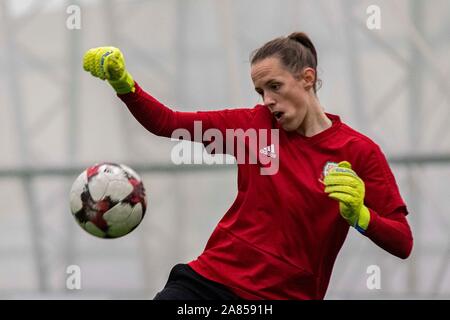 Cardiff, Wales 6/11/19. Wales Torhüter Laura O'Sullivan in Wales Frauen Ausbildung bei usw Sport Park vor ihren UEFA Euro Qualifikationsspiel gegen Northe Stockfoto