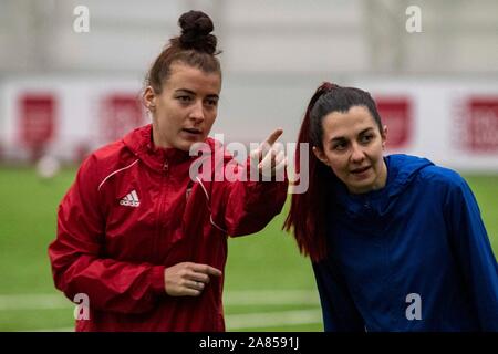 Cardiff, Wales 6/11/19. Angharad James von Wales In Wales Frauen Ausbildung bei usw Sport Park vor ihren UEFA EM-Qualifikationsspiel gegen Nordirland Stockfoto