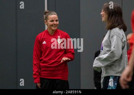 Cardiff, Wales 6/11/19. Loren Deiche von Wales In Wales Frauen Ausbildung bei usw Sport Park vor ihren UEFA EM-Qualifikationsspiel gegen Nordirland. L Stockfoto