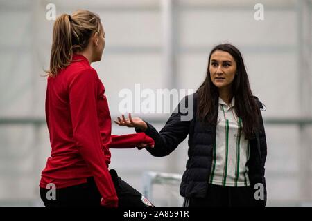 Cardiff, Wales 6/11/19. Kayleigh Grün von Wales In Wales Frauen Ausbildung bei usw Sport Park vor ihren UEFA EM-Qualifikationsspiel gegen Nordirland Stockfoto