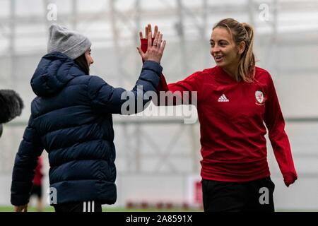 Cardiff, Wales 6/11/19. Kayleigh Grün von Wales In Wales Frauen Ausbildung bei usw Sport Park vor ihren UEFA EM-Qualifikationsspiel gegen Nordirland Stockfoto