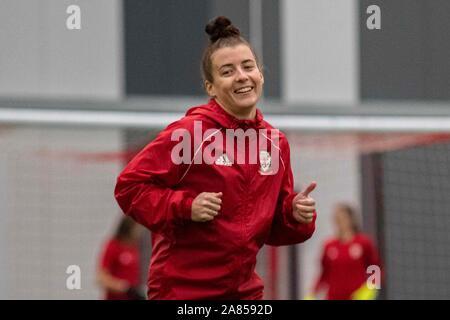 Cardiff, Wales 6/11/19. Angharad James von Wales In Wales Frauen Ausbildung bei usw Sport Park vor ihren UEFA EM-Qualifikationsspiel gegen Nordirland Stockfoto