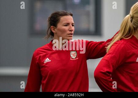 Cardiff, Wales 6/11/19. Helen Ward of Wales In Wales Frauen Ausbildung bei usw Sport Park vor ihren UEFA EM-Qualifikationsspiel gegen Nordirland. Le Stockfoto