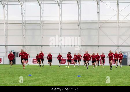 Cardiff, Wales 6/11/19. Wales Frauen Ausbildung bei usw Sport Park vor ihren UEFA EM-Qualifikationsspiel gegen Nordirland. Lewis Mitchell/YCPD. Stockfoto