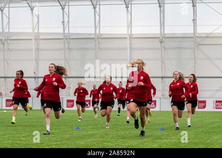 Cardiff, Wales 6/11/19. Wales Frauen Ausbildung bei usw Sport Park vor ihren UEFA EM-Qualifikationsspiel gegen Nordirland. Lewis Mitchell/YCPD. Stockfoto