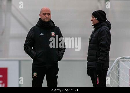 Cardiff, Wales 6/11/19. Wales manager Jayne Ludlow in Wales Frauen Ausbildung bei usw Sport Park vor Ihrer EM-Qualifikationsspiel gegen Nordirland Irel Stockfoto