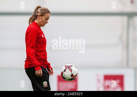 Cardiff, Wales 6/11/19. Kayleigh Grün von Wales In Wales Frauen Ausbildung bei usw Sport Park vor ihren UEFA EM-Qualifikationsspiel gegen Nordirland Stockfoto