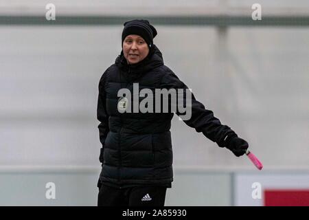 Cardiff, Wales 6/11/19. Wales manager Jayne Ludlow in Wales Frauen Ausbildung bei usw Sport Park vor Ihrer EM-Qualifikationsspiel gegen Nordirland Irel Stockfoto