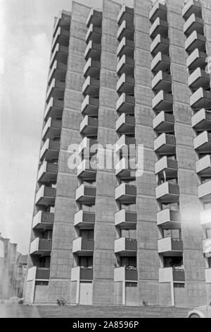 Ein Hochaus im Hansaviertel in Berlin, Deutschland 1961. Ein Hochhaus in Berlin Hansaviertel Viertel, Deutschland 1961. Stockfoto