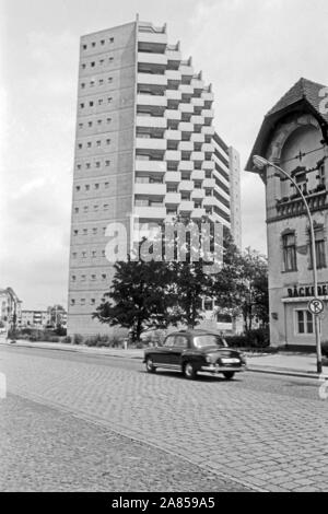 Ein Hochaus neben einem Altbau mit Bäckerei im Hansaviertel in Berlin, Deutschland 1961. Ein Hochhaus neben einem alten Haus mit Bäckerei in Berlin Hansaviertel Viertel, Deutschland 1961. Stockfoto