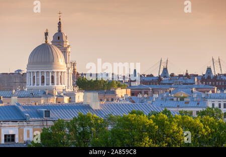 Skyline von St. Petersburg im Sommer Abend. Kirche des Heiligen Großmärtyrerin Catherine ist eine Orthodoxe Kirche in St. Petersburg auf der Insel Vasilyevsky Stockfoto