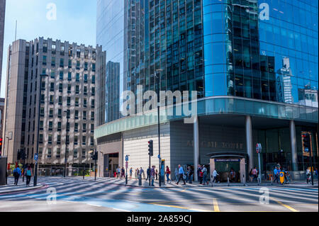 Reflexionen im Glas von Bürogebäuden bei Aldgate in Die City of London Stockfoto