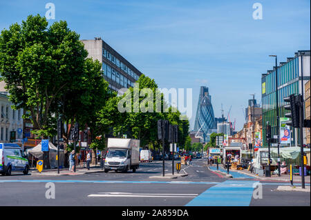 "Mile End Road London zu den Gebäuden der Stadt Stockfoto