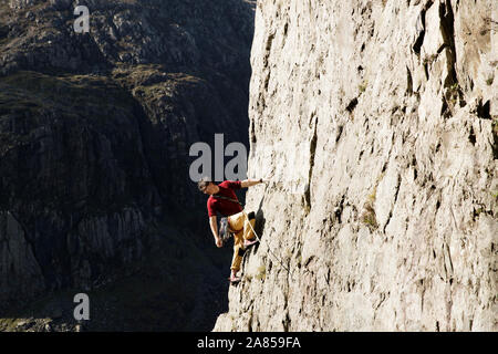 Männliche Kletterer Skalierung große Felswand, über die Schulter schauen Stockfoto