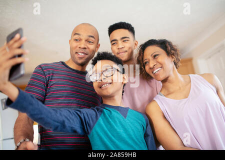 Lächelnde Familie nehmen selfie Stockfoto